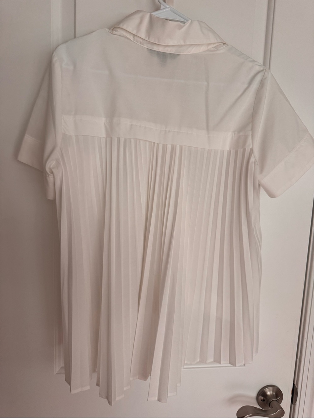 Banana Republic Women’s White Short Sleeve Button-Front Shirt with Pleated Hem - Picture 2 of 3